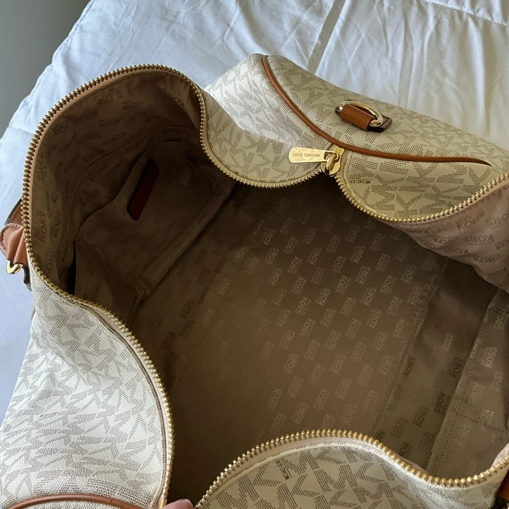 Michael Kors’s white duffel bag - Picture 4 of 7